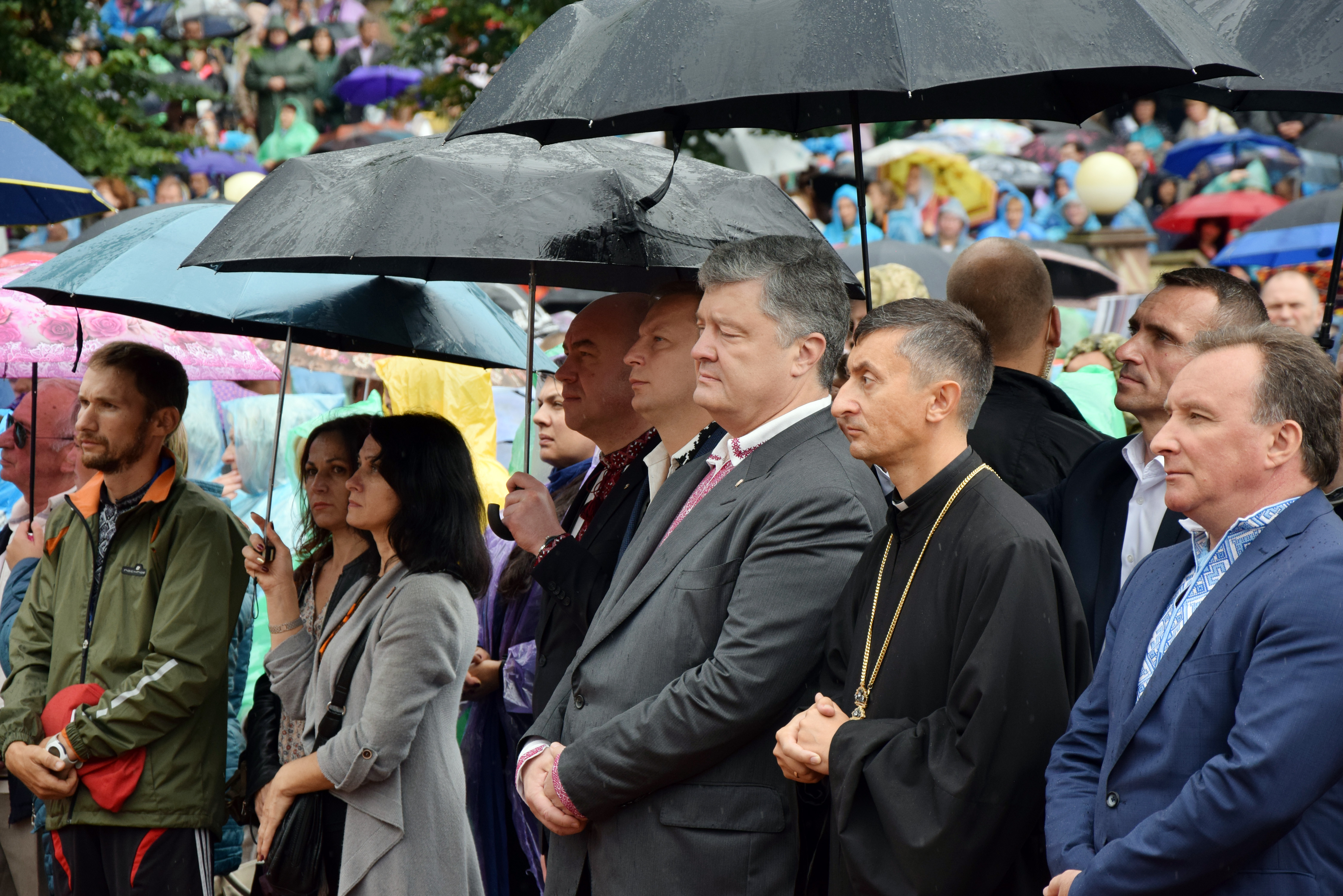 Президент України Петро Порошенко молився разом з усіма паломниками, незважаючи на рясний та тривалий дощ. Фото автора